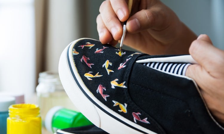 ¿Puedes usar pintura acrílica en los zapatos?