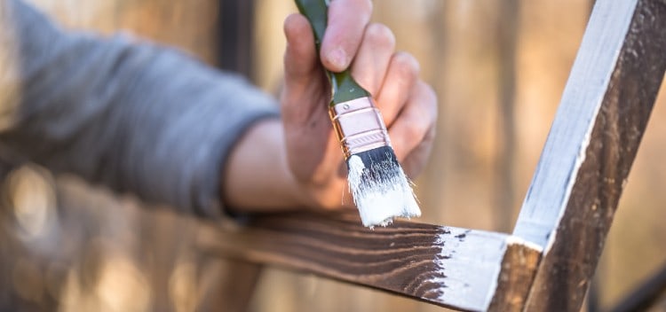 Cómo pintar sobre madera teñida